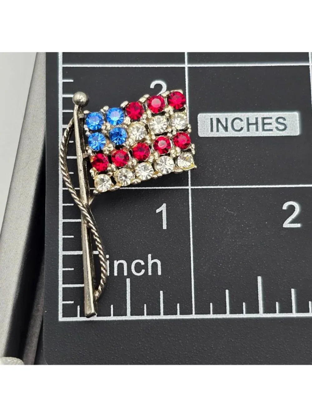 VTG American Flag Brooch Pin Pot Metal Rhinestone Patriotic USA Red White Blue - Picture 4 of 4